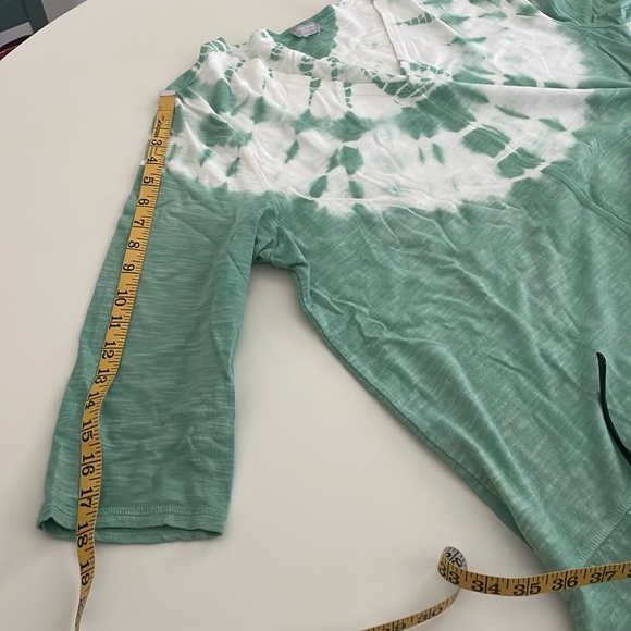 Chico’s Green & White 3/4 Sleeve V-Neck Tie Dye Marble Wash Hem Slit Tunic- L - Picture 9 of 13